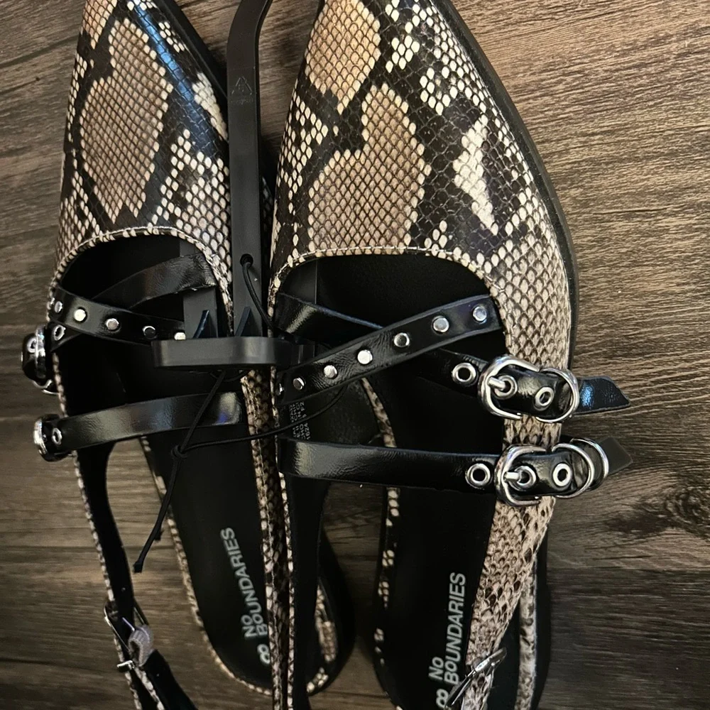 No Boundaries Women's Black and Brown Snake Print Flats - Picture 2 of 6